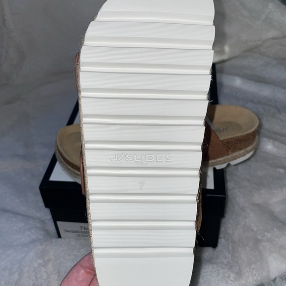 NWT J/SLIDES LEIGHTON Tan Embossed Leather Sandal - Picture 12 of 12